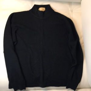 Black merino 100% sweater. Fitted.